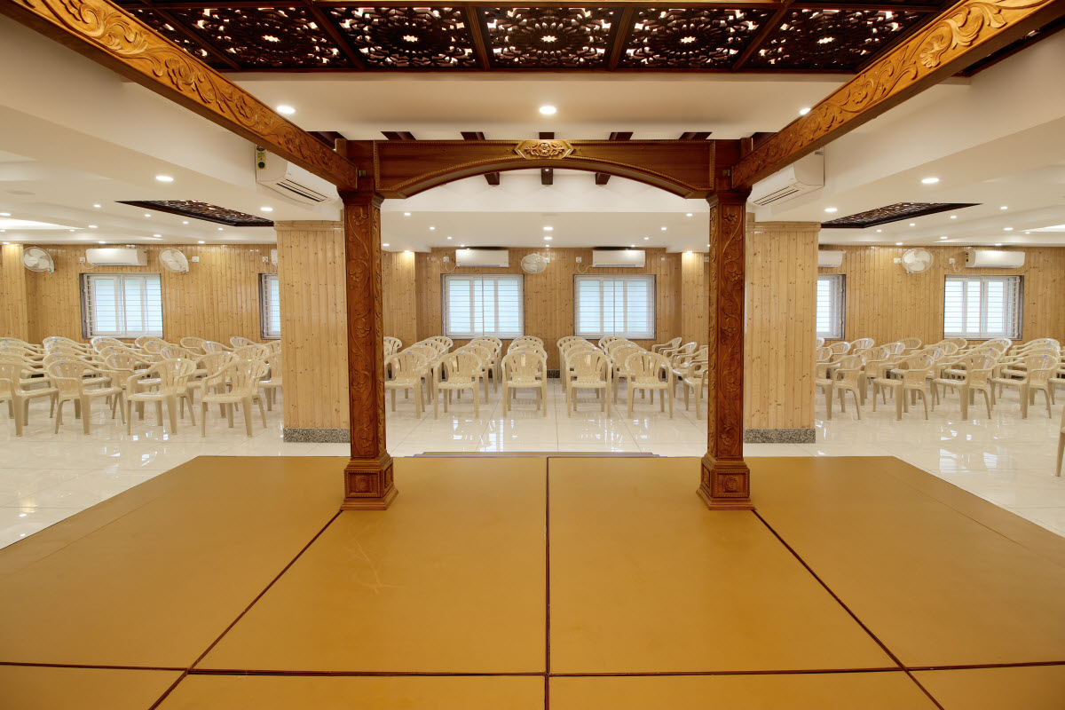 Spacious Kalyana Mandapam in Mottur decorated for a traditional wedding ceremony